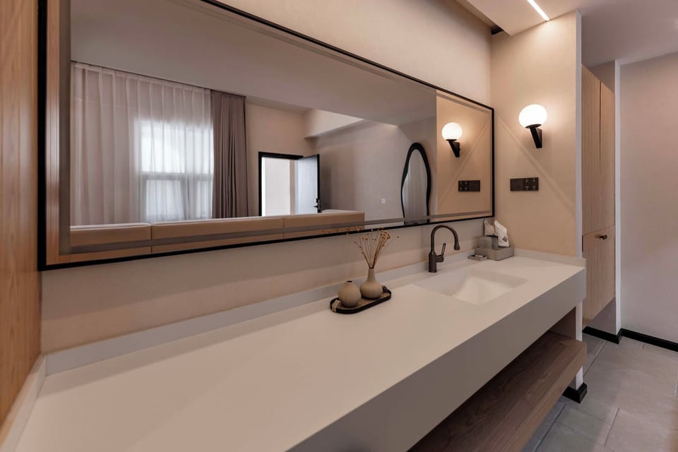 Superior Twin Room, City View | Bathroom | Shower, rainfall showerhead, free toiletries, hair dryer