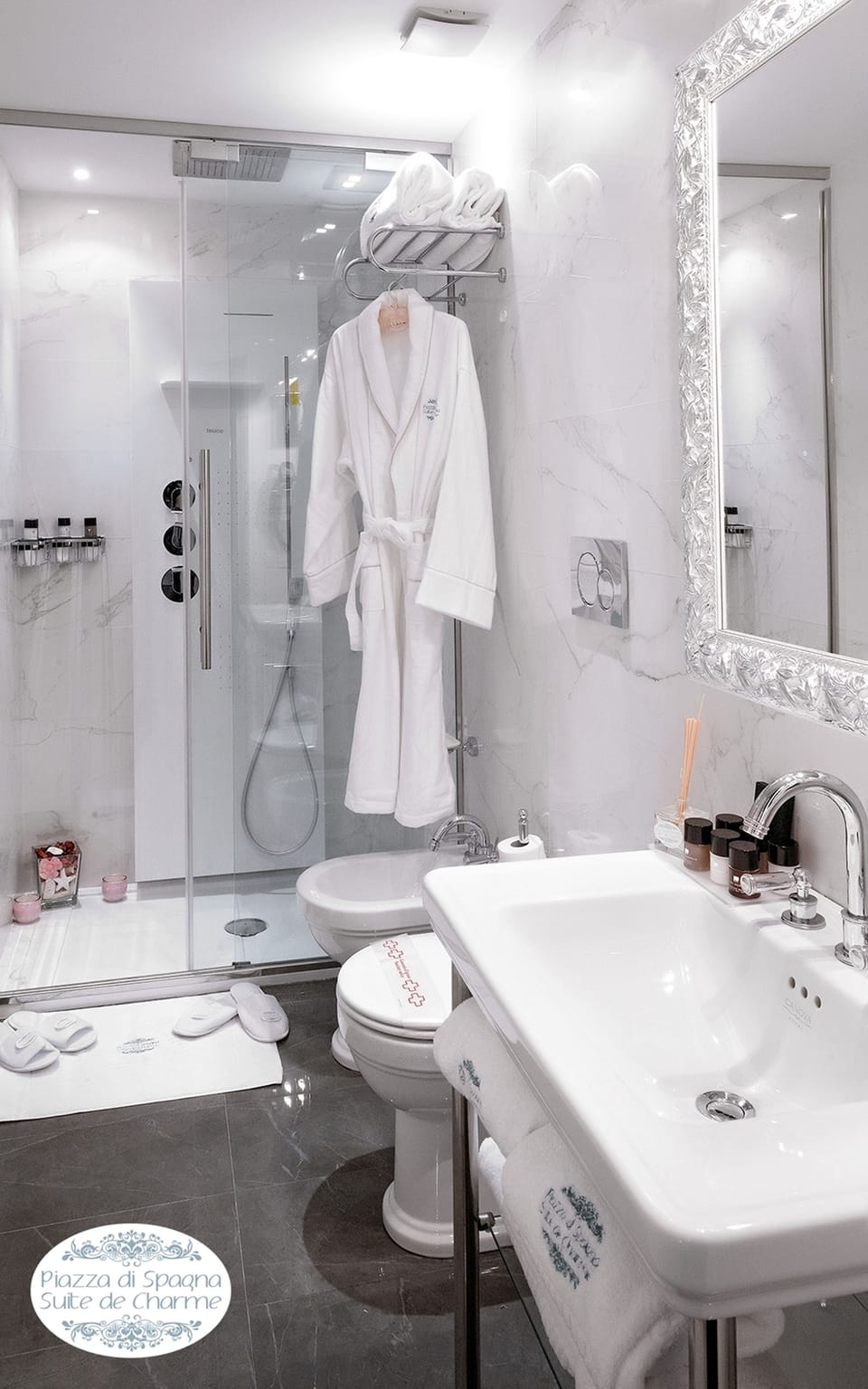 Suite (Suite Charme Spagna)  | Bathroom | Shower, hydromassage showerhead, free toiletries, hair dryer