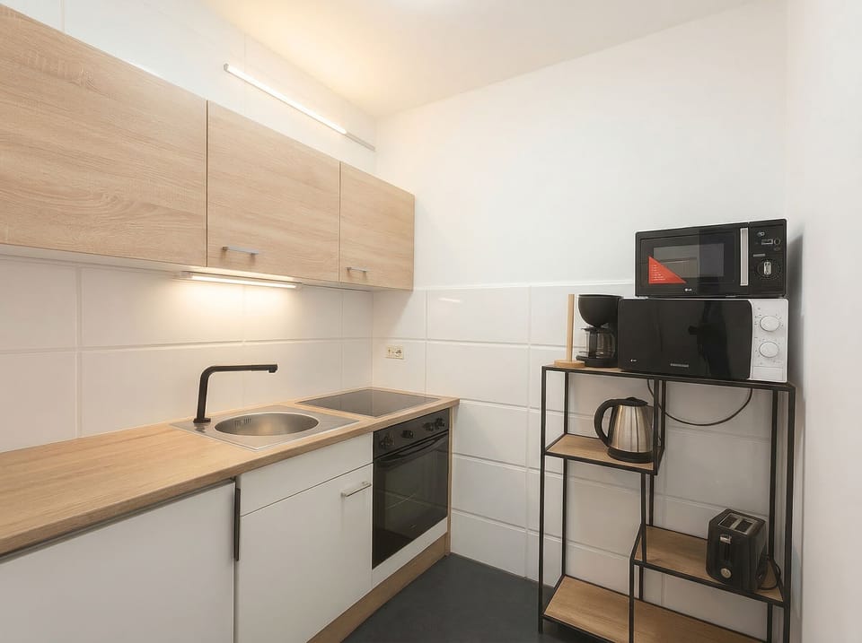 Basic Apartment | Private kitchen | Microwave, stovetop, electric kettle, cookware/dishes/utensils