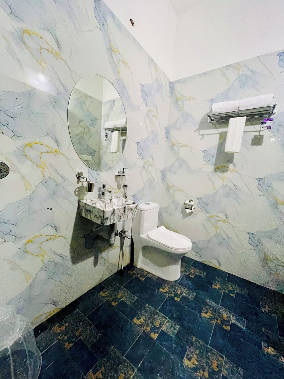 Deluxe Double Room | Bathroom | Shower, towels, soap, shampoo