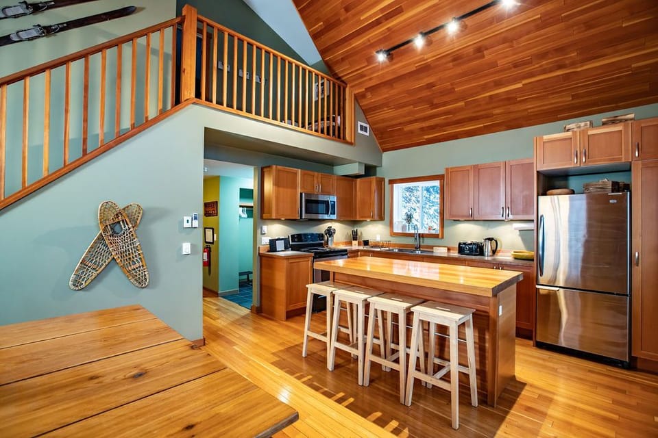 Cabin, 4 Bedrooms, Kitchen, Mountain View | Private kitchen | Coffee/tea maker, full-size fridge, microwave, oven