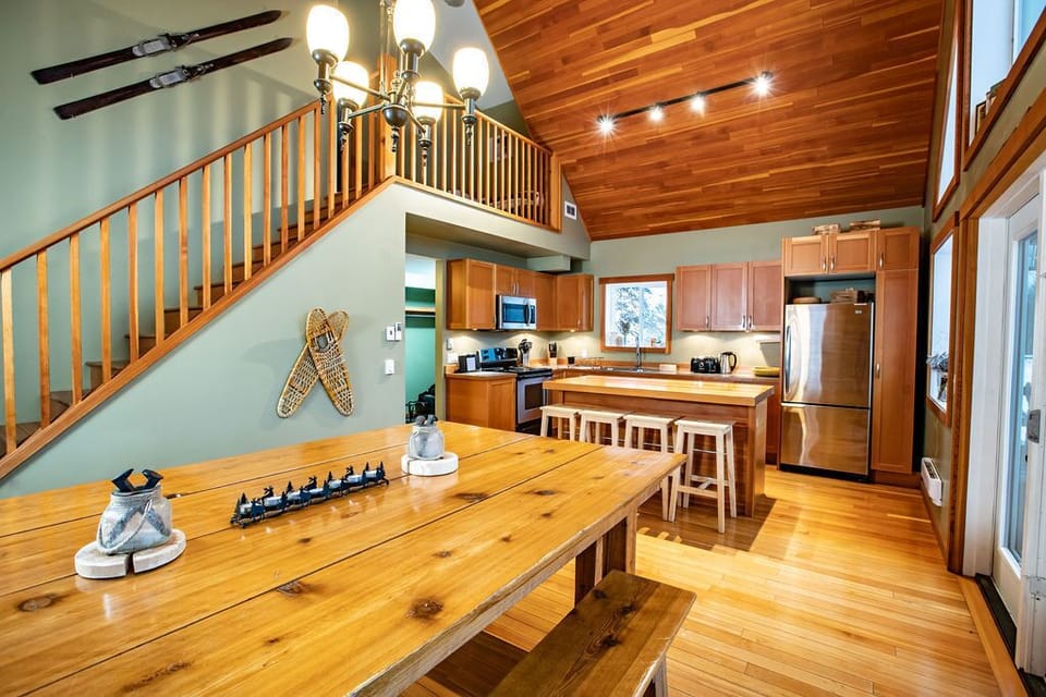Cabin, 4 Bedrooms, Kitchen, Mountain View | In-room dining