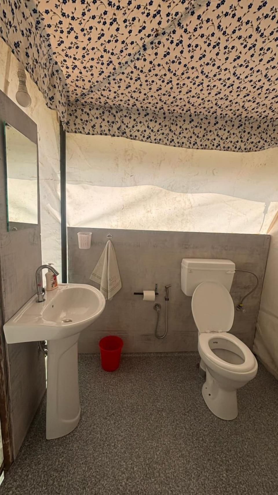 Deluxe Tent, Garden View | Bathroom | Combined shower/tub, free toiletries, towels, soap