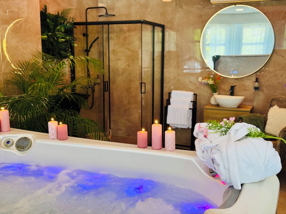 Sauna, hot tub, Swedish massages, sports massages, 1 treatment room