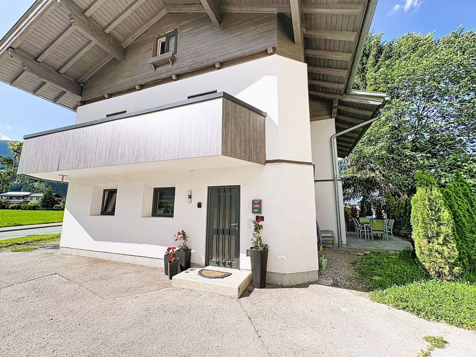 Building, House, Home, Residential Area, Roof, Architecture, Cottage, Human Settlement, Driveway, Slope