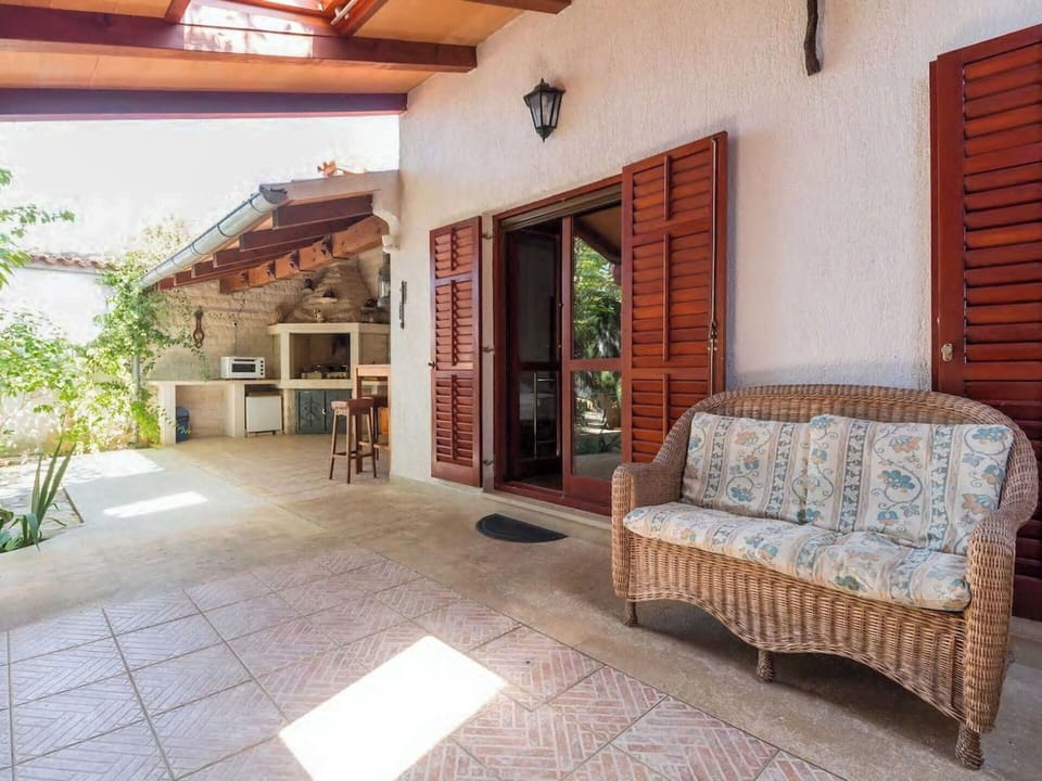 Wood, Furniture, Flooring, Door, Floor, Flowerpot, Chair, Shade, Houseplant, Wood Stain