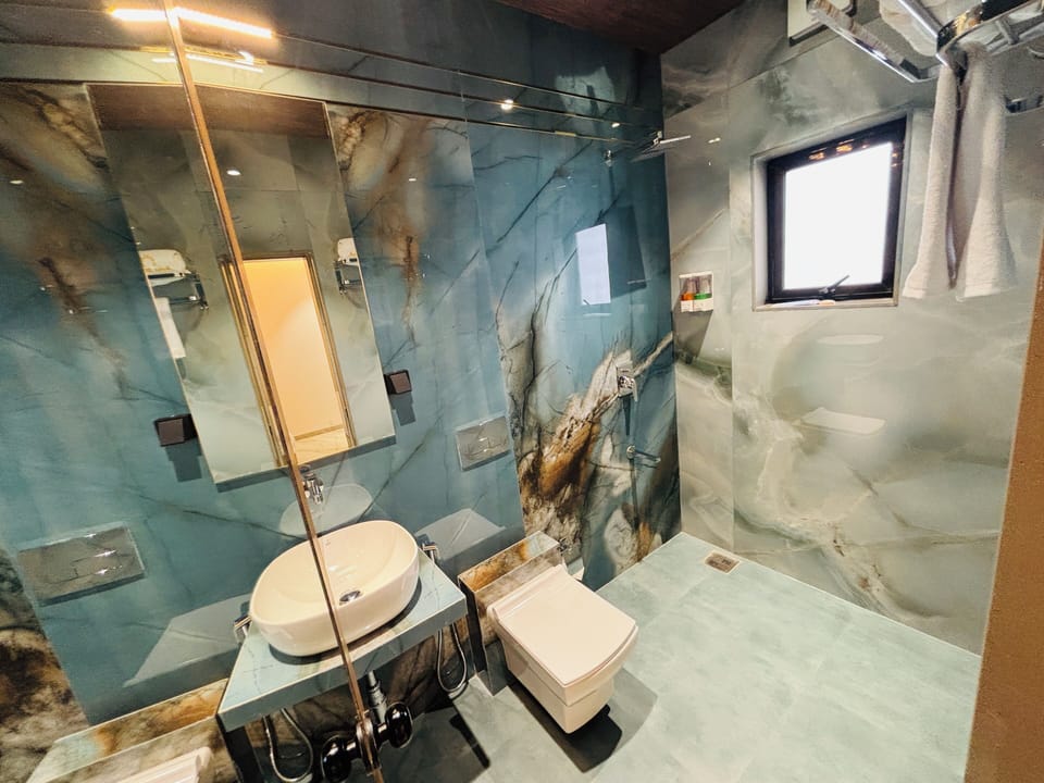 Deluxe Suite | Bathroom | Shower, towels