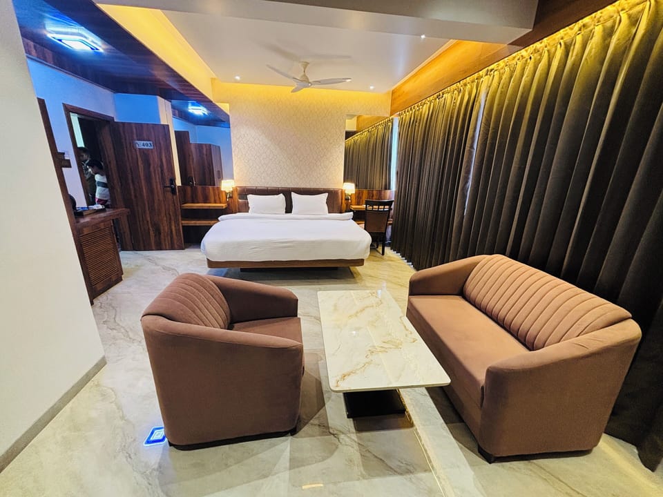 Deluxe Suite | Laptop workspace