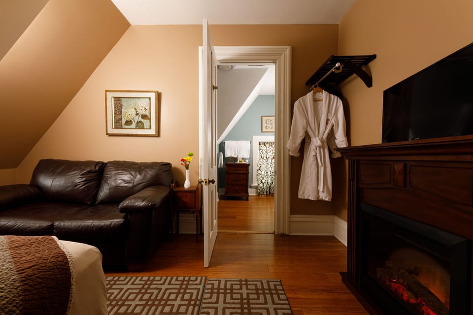 Room, 1 Queen Bed, Fireplace (10) | Premium bedding, pillowtop beds, individually decorated