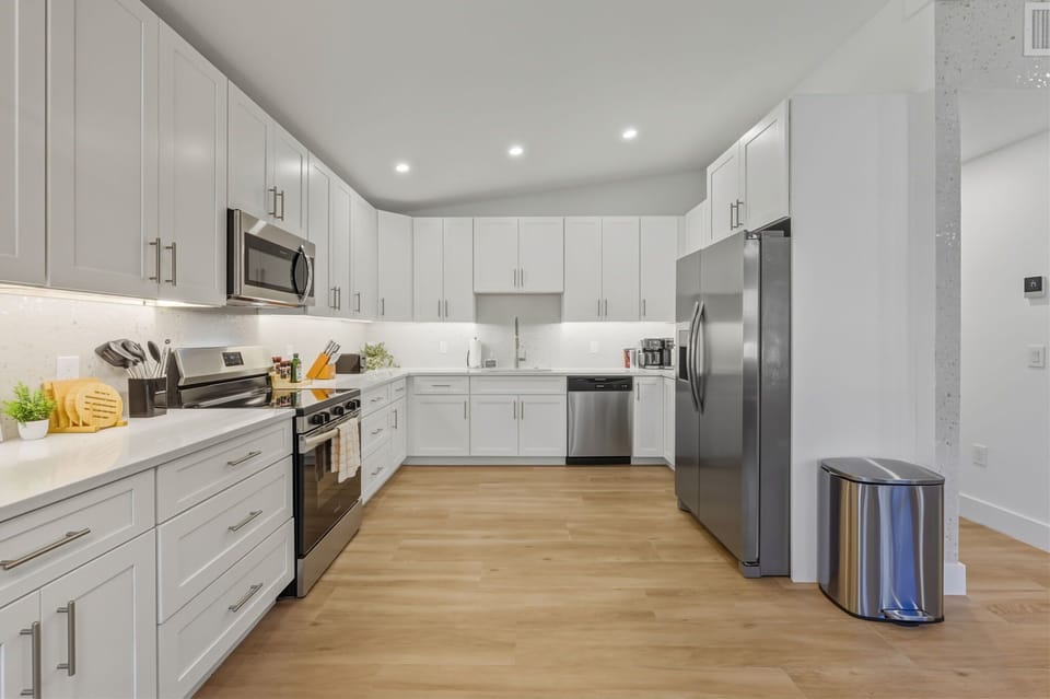 The heart of the home, now in full flavor mode. Whether it’s coffee in the morning, cocktails at sunset, or cookies fresh from the oven, this kitchen makes every moment deliciously memorable.
