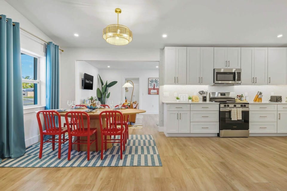 One space, endless possibilities. Relax, mingle, or entertain—our open floor concept makes every moment feel airy, bright, and perfectly social.