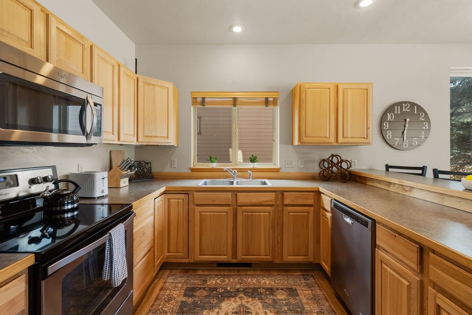 Kitchen: Oven, Coffee maker, kettle, diswasher
