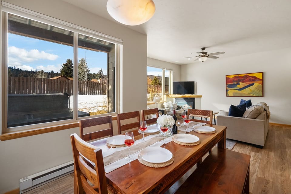 Dining Area: 7-seat Table 