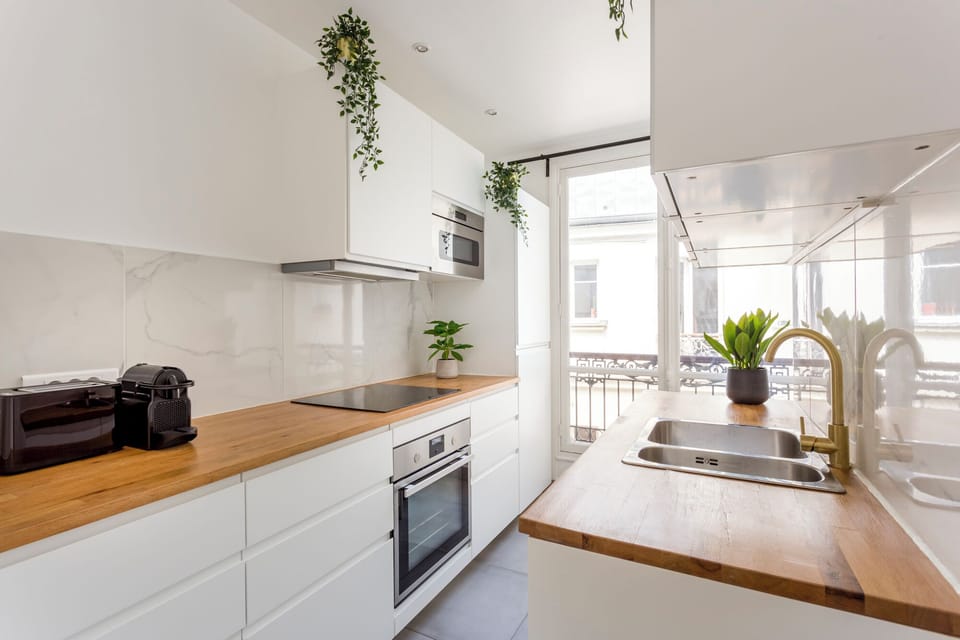 Apartment | Private kitchen | Fridge, microwave, oven, stovetop