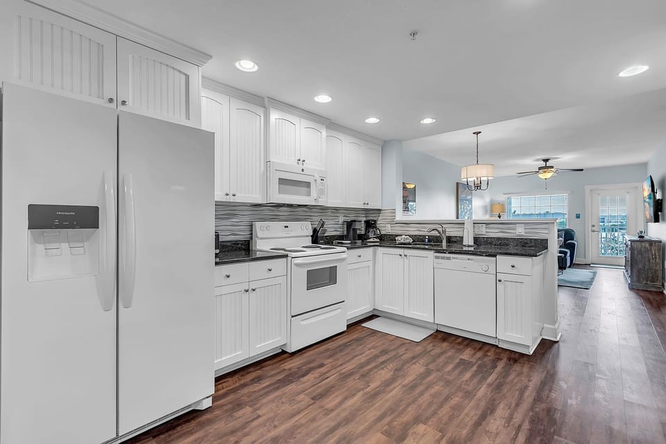 Condo, Multiple Beds (Harbourside 3313) | Private kitchen | Oven, toaster