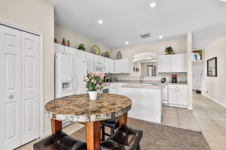 KITCHEN: Eat-In-Kitchen Table with Seating for 4
