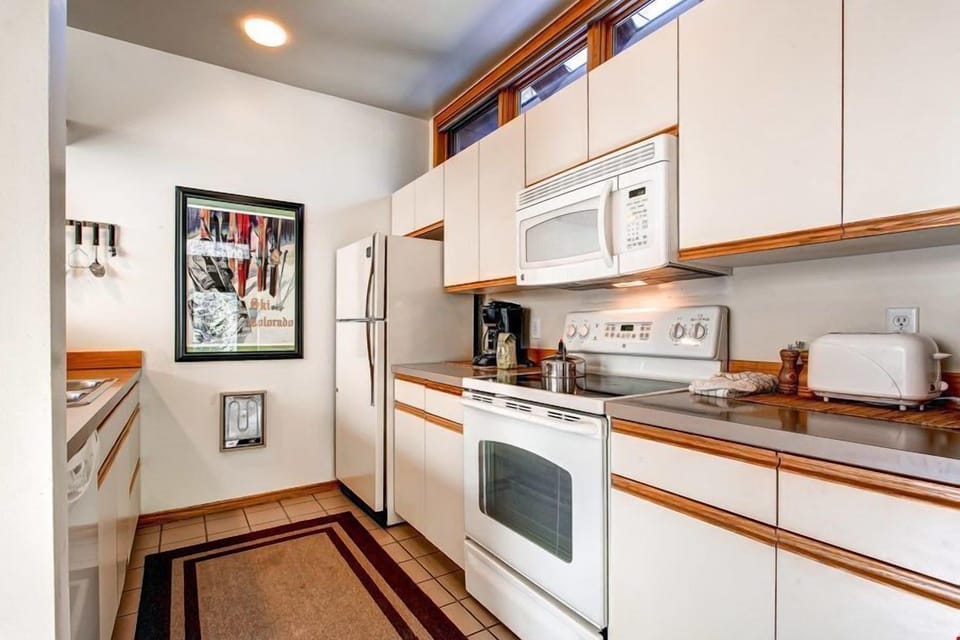 Fully-equipped kitchen - Keystone Soda Springs Townhomes