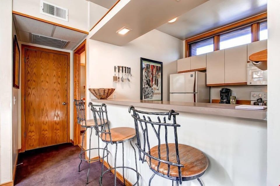 Keep the chef company with the breakfast bar