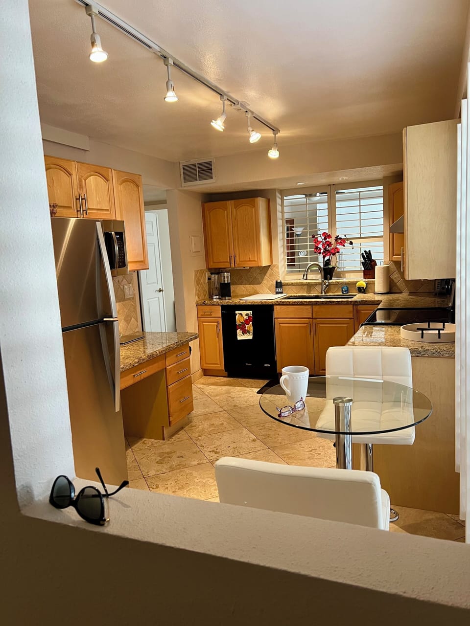 Kitchen with eat in table & chairs 