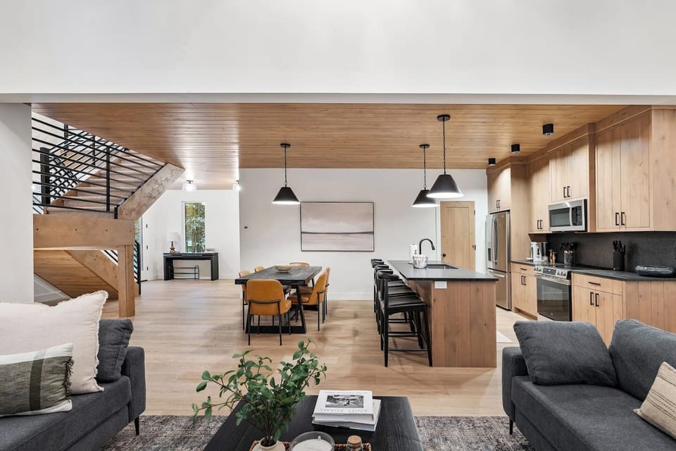 Kitchen & Dining