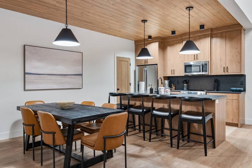 Kitchen & Dining Area