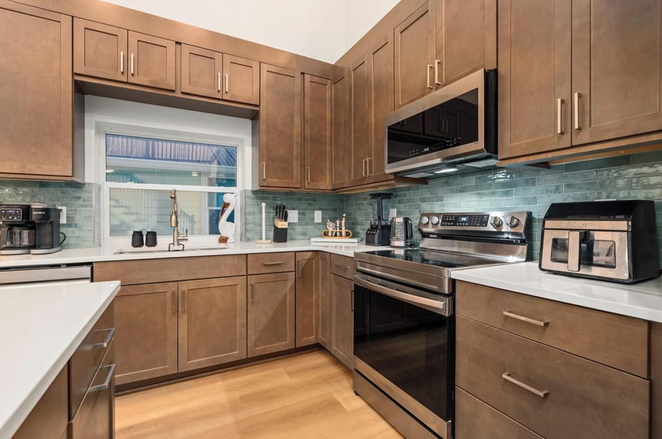 Full kitchen.
