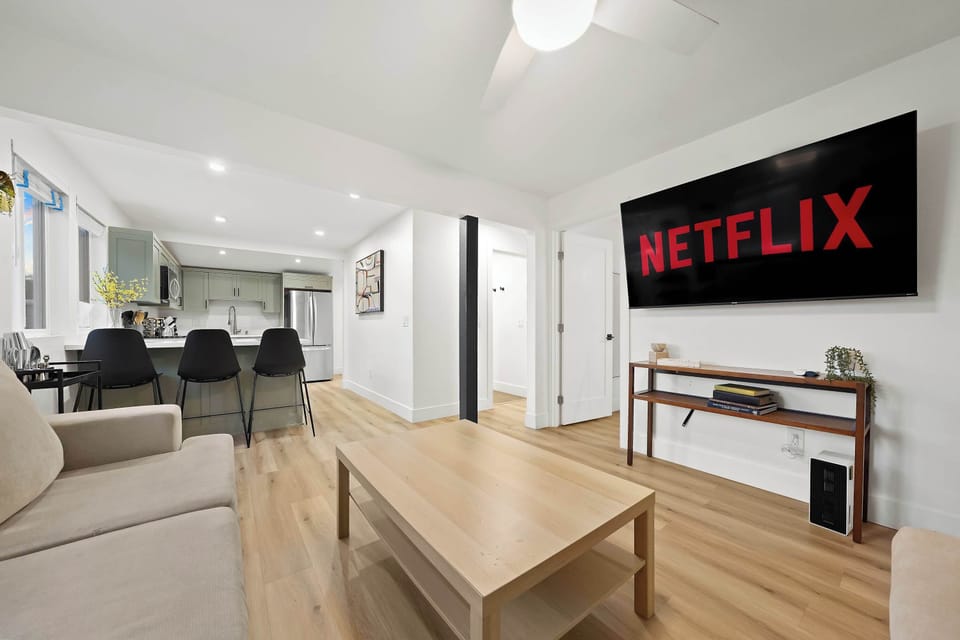 Open living area with smart TV – ideal for entertainment