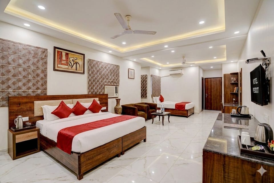 Luxury Triple Room | In-room safe, desk, laptop workspace, blackout drapes