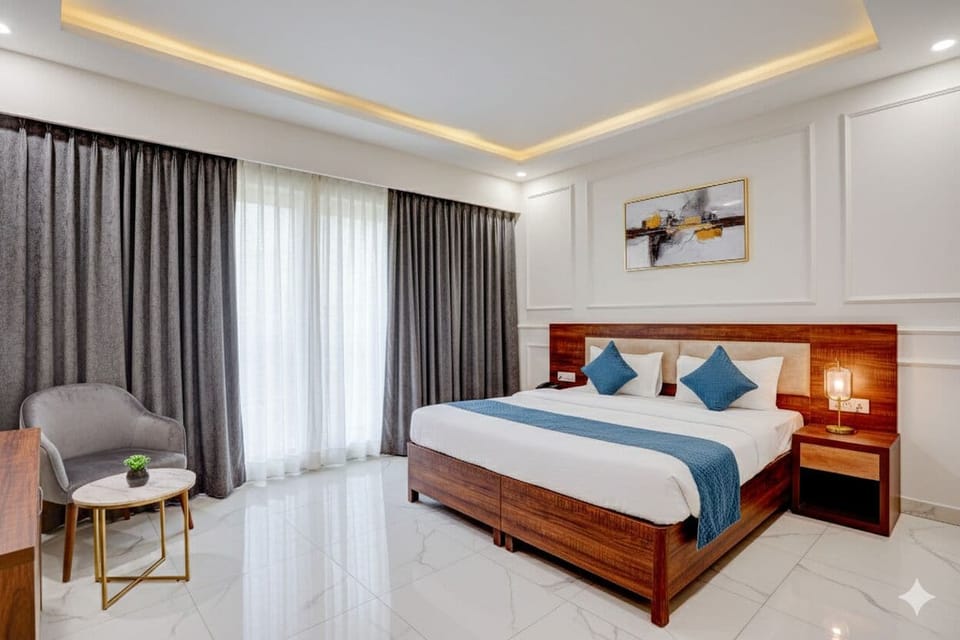 Luxury Triple Room | In-room safe, desk, laptop workspace, blackout drapes