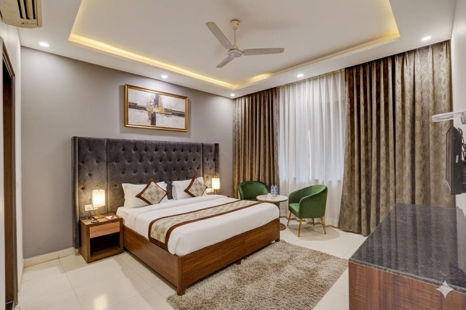Luxury Triple Room | In-room safe, desk, laptop workspace, blackout drapes