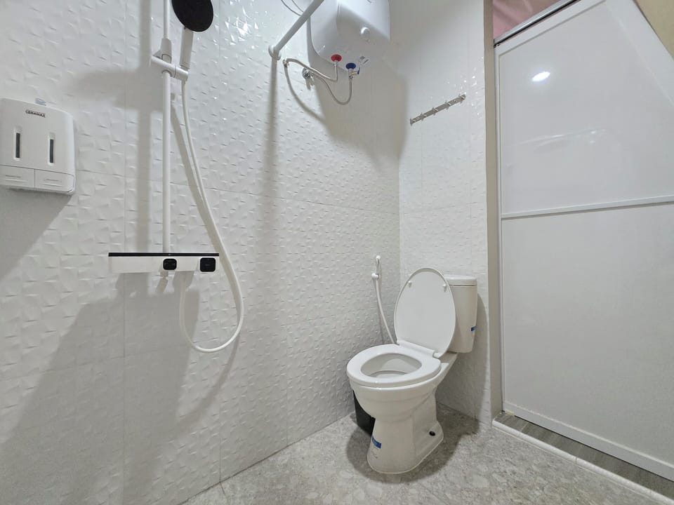 Shower, free toiletries, bidet, towels