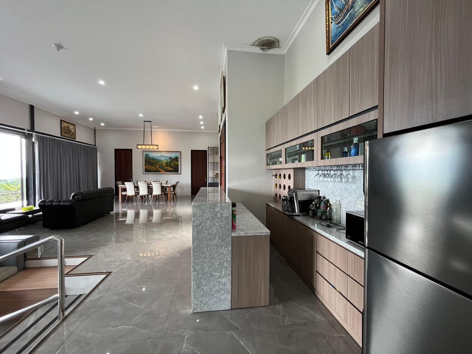 Grand Villa, Mountain View | Pillowtop beds, desk, free WiFi