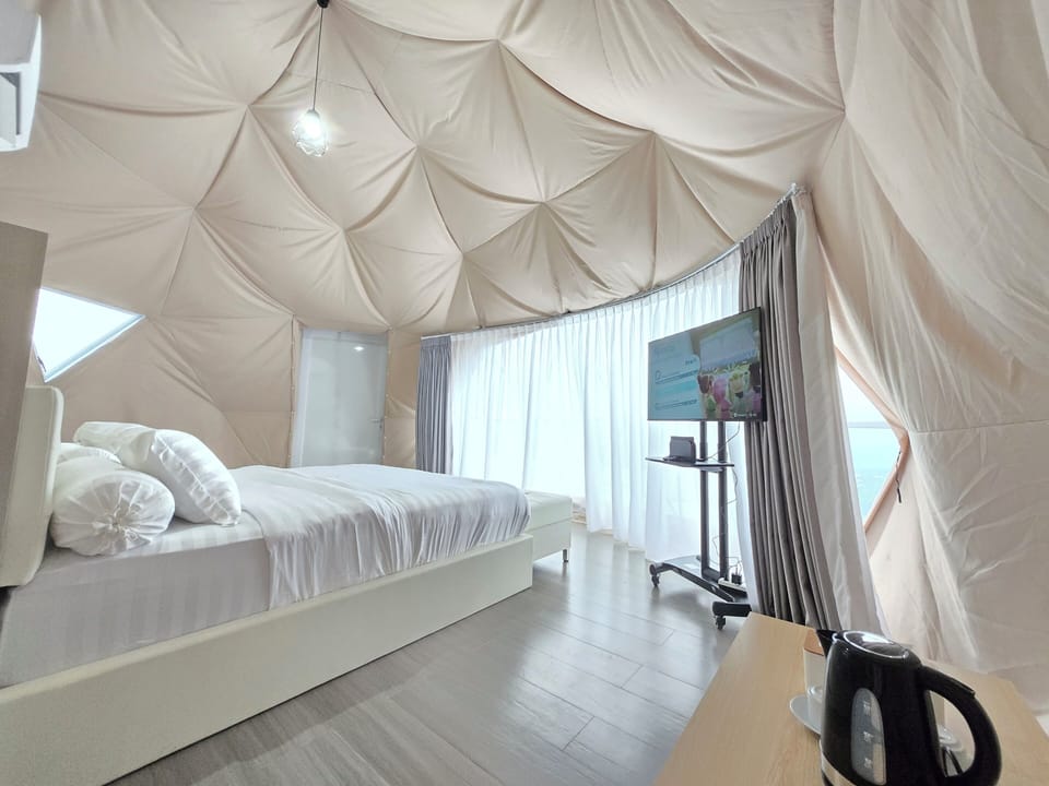 Pillowtop beds, desk, free WiFi