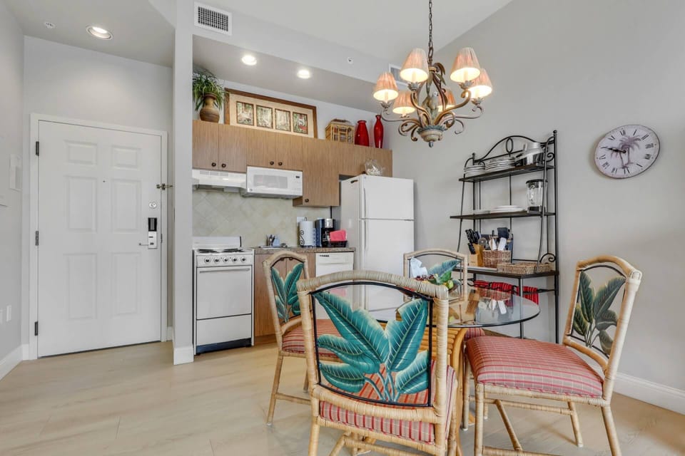 A table for 4 in the eat-in kitchen, great for in-unit meals or a friendly game-night.