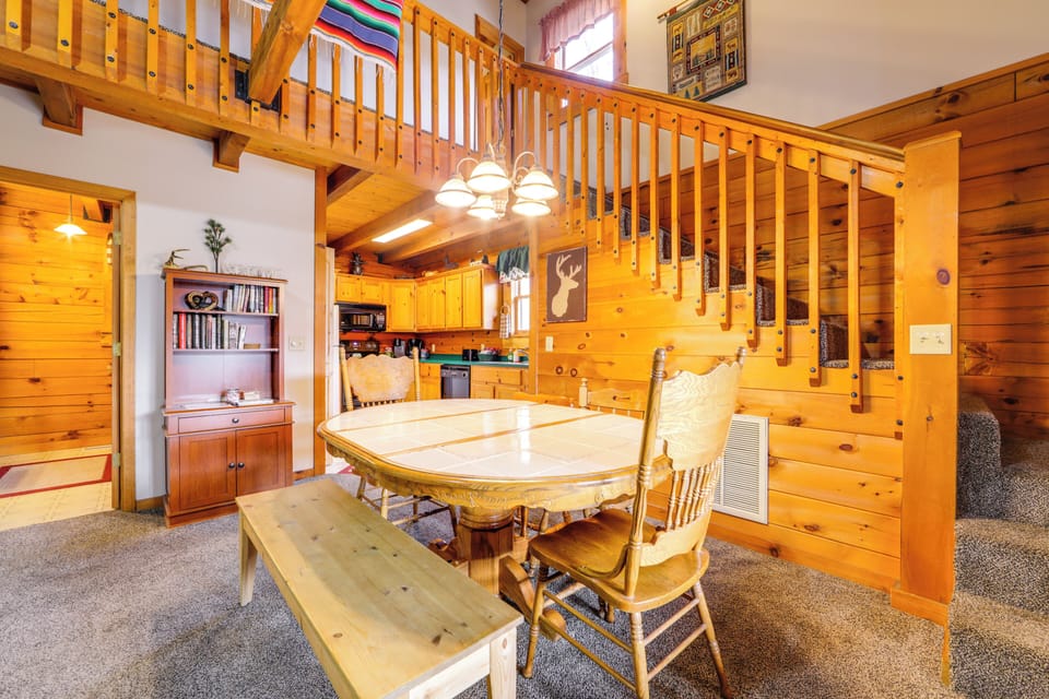 Dining Area | Dishware/Flatware Provided | 1st Floor