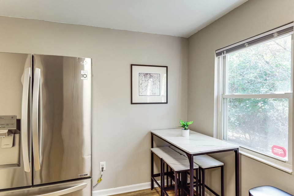 Dining Area | Dishware & Flatware Provided