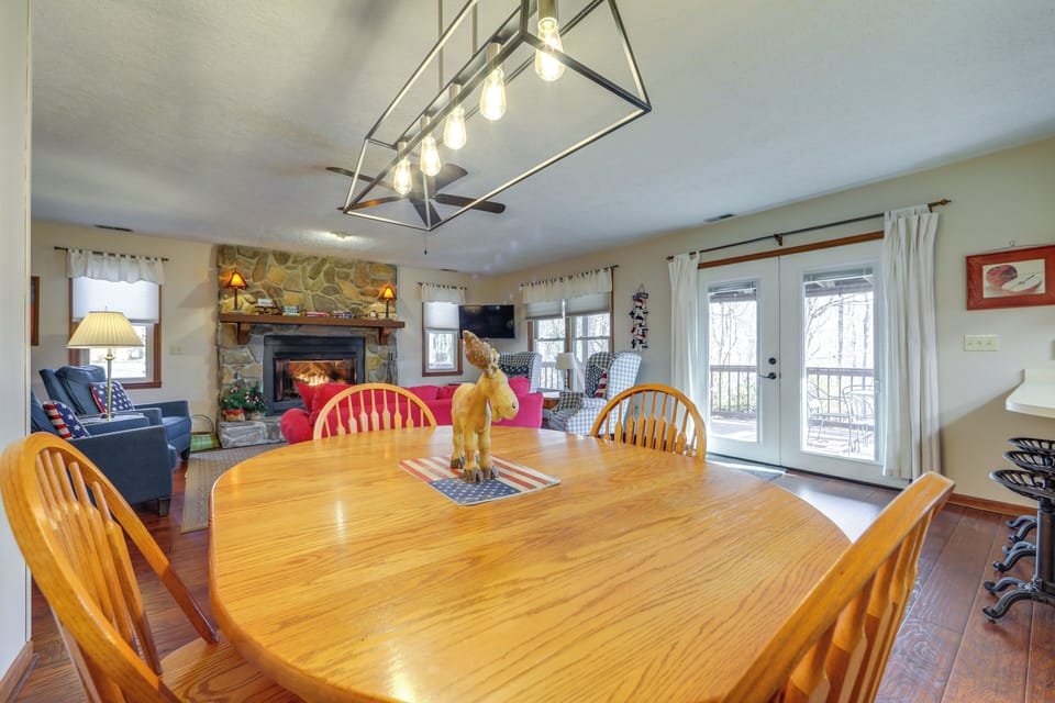 Dining Area | Dishware/Flatware Provided