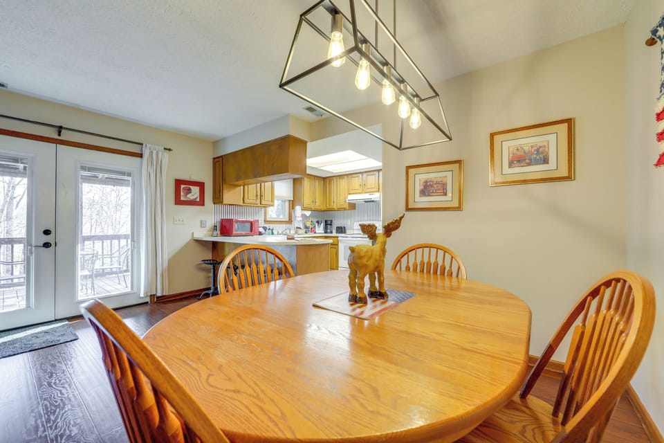 Kitchen | Dining Table | Free WiFi | Central Air Conditioning/Heat