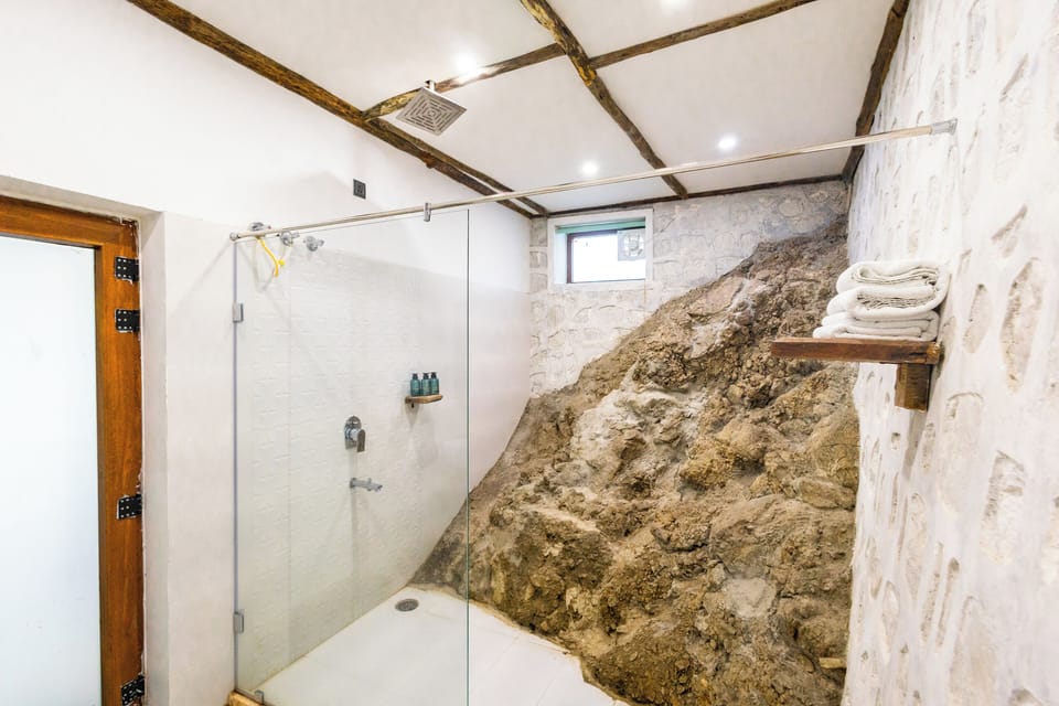 Deluxe Double Room | Bathroom