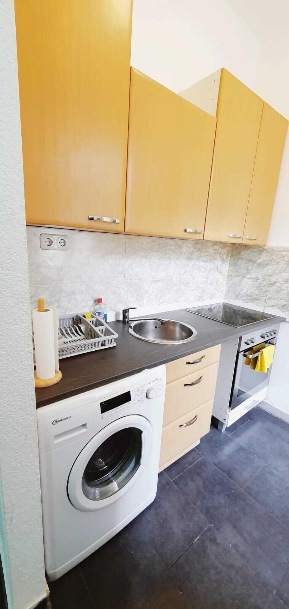 Basic Apartment | Private kitchen | Fridge, microwave, oven, stovetop