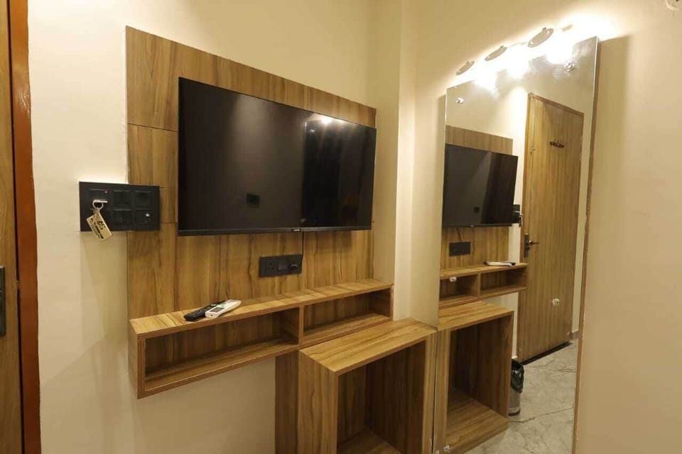 Deluxe Room | Rollaway beds, free WiFi, bed sheets