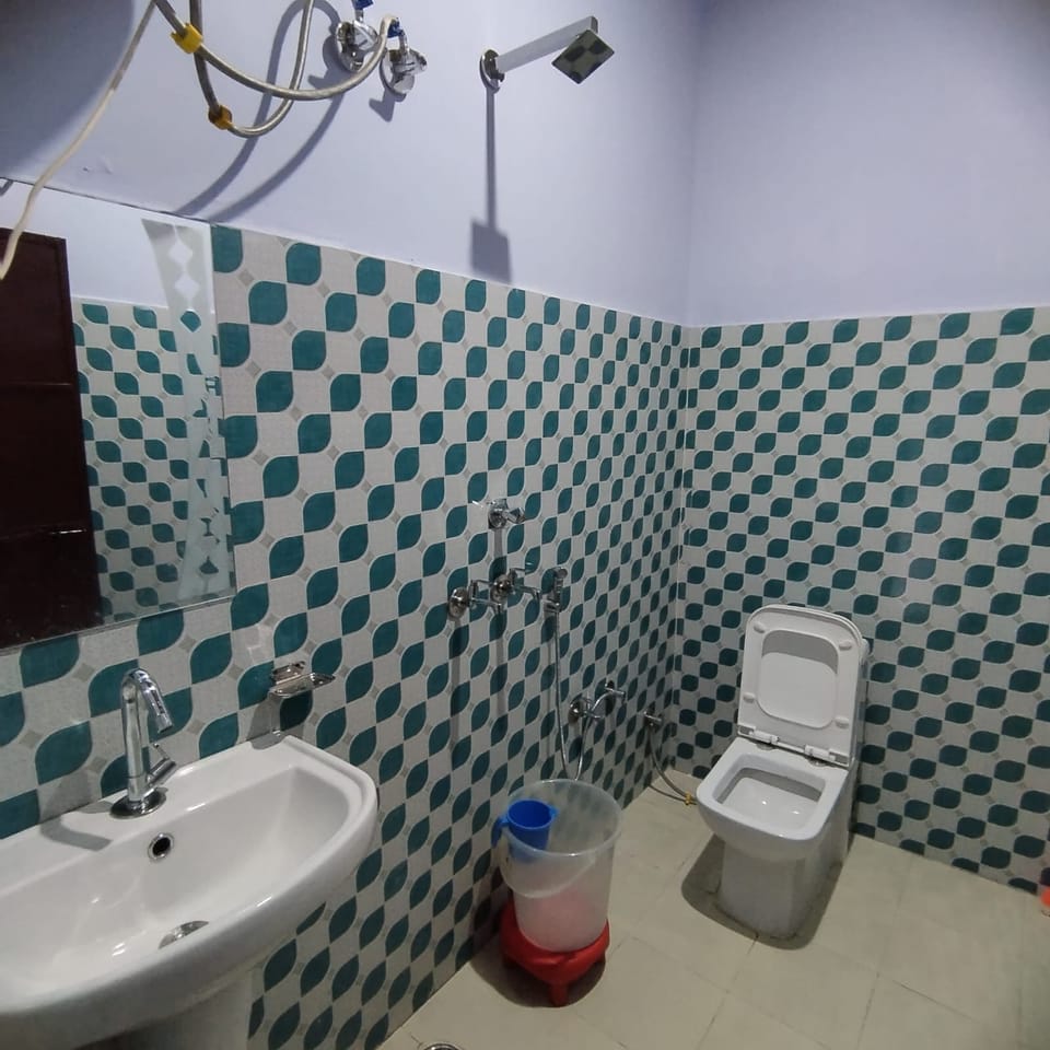 Shower, free toiletries, slippers, towels