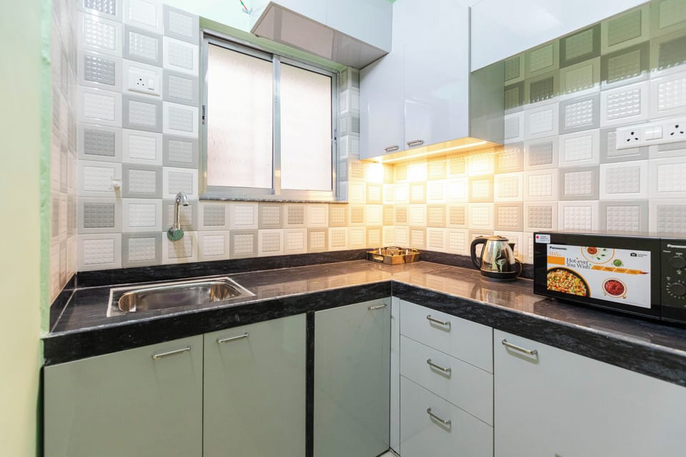 Apartment (2 Bedrooms) | Private kitchen | Microwave, electric kettle, cookware/dishes/utensils