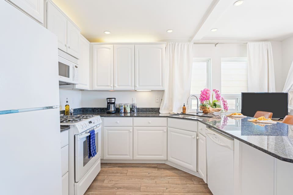 Fully equipped kitchen.
