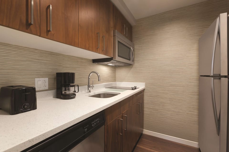 Full-size fridge, microwave, stovetop, dishwasher