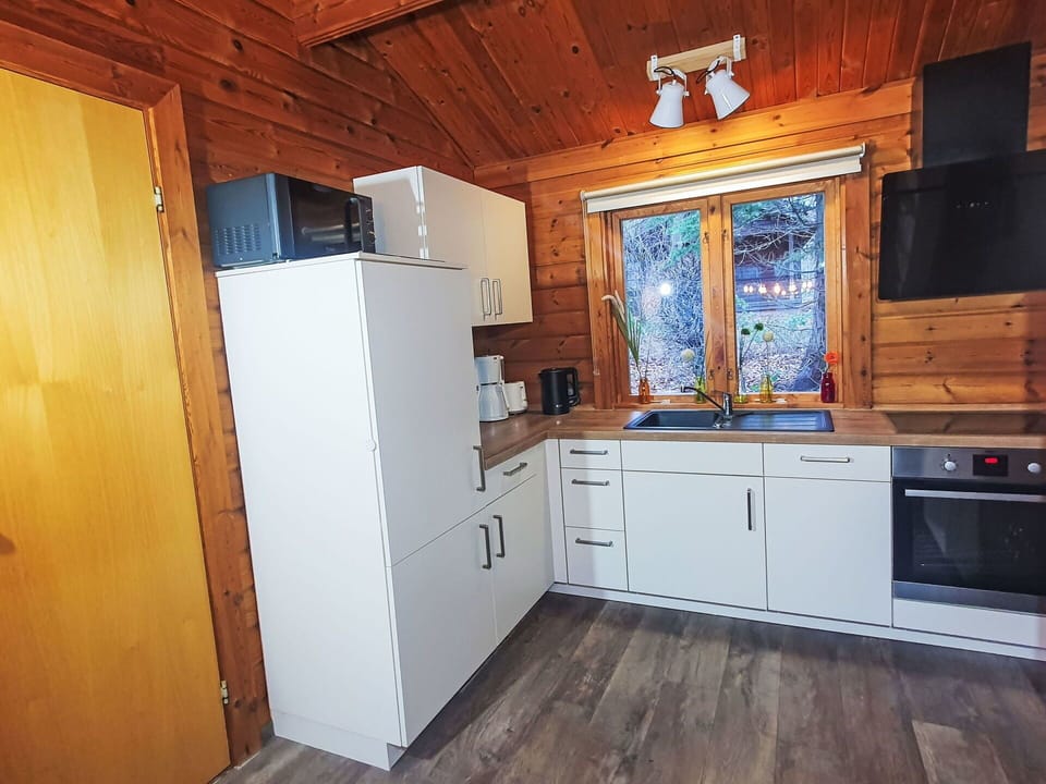 Wood, Flooring, Floor, Wood Stain, Hardwood, Kitchen, Plank, Wood Flooring, Plywood, Countertop