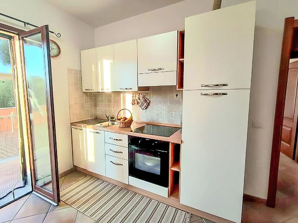 Kitchen Appliance, Kitchen, Major Appliance, Flooring, Wood, Countertop, Cabinetry, Floor, Kitchen Sink, Interior Design