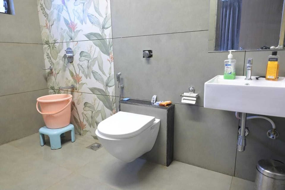 Towels, soap, shampoo, toilet paper