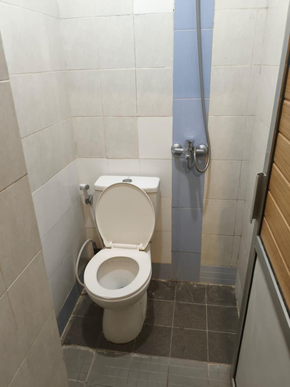 Standard Room, Non Smoking | Bathroom | Shower, towels, soap, shampoo