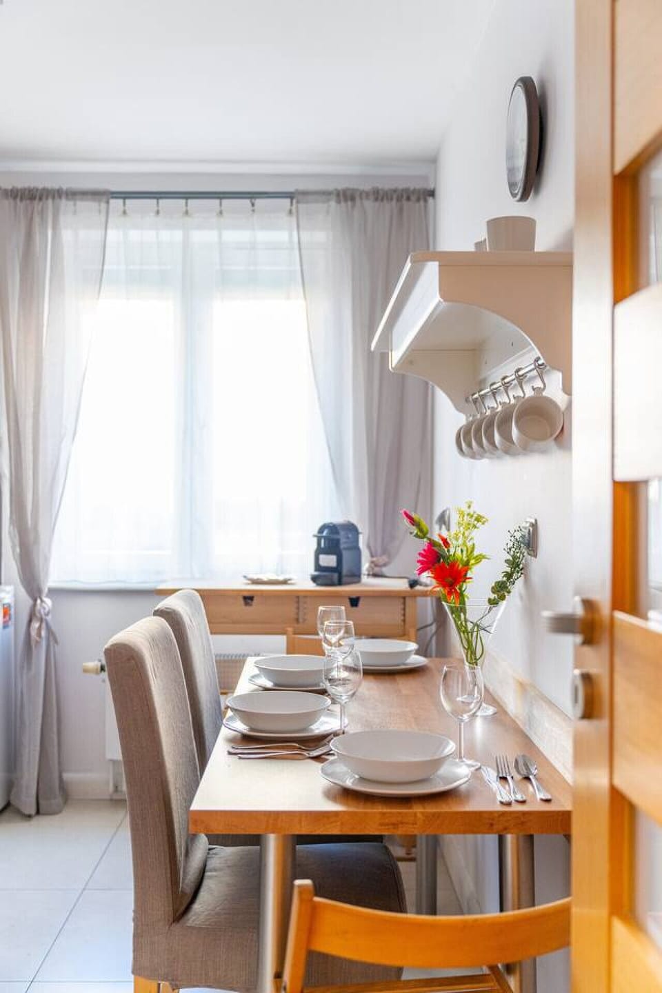Fully Equipped Kitchen & Dining Area – Bright Space with Oven, Dishwasher and Comfortable Dining for Shared Meals | Book Now with RENTUJEMY.COM